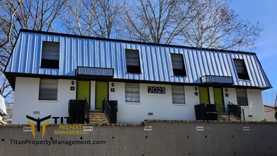 Building Photo - Cute Updated Townhouse!