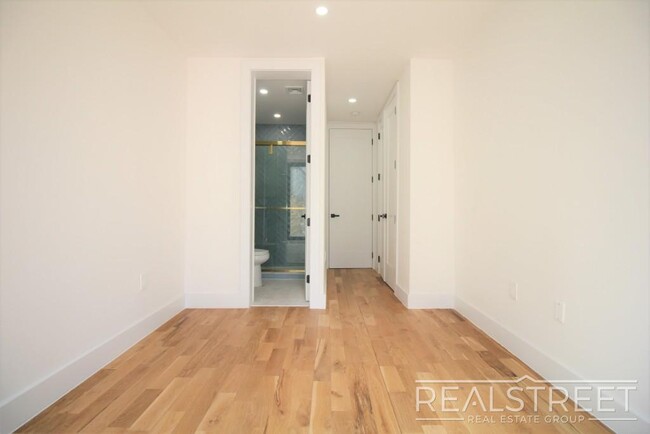 Building Photo - Stunning NEW 3 Bed 2 Bath Duplex in Bed St...