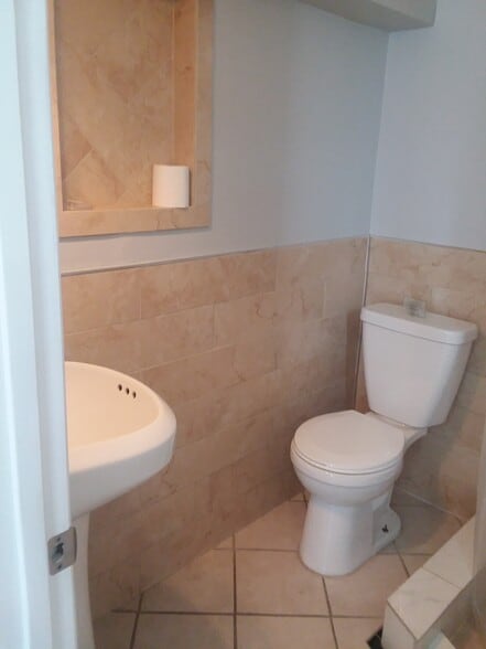 Bathroom - 735 W 19th St