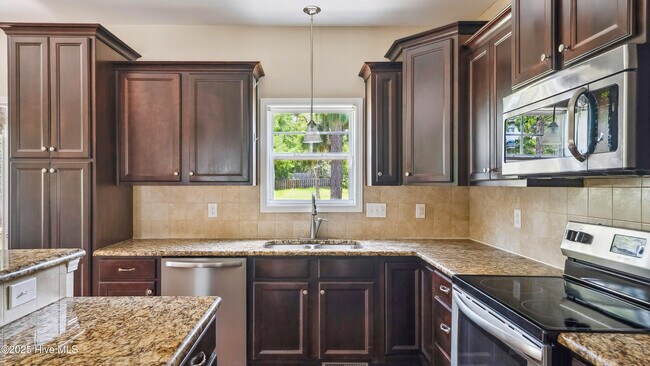 Building Photo - 110 Queens Cove Way