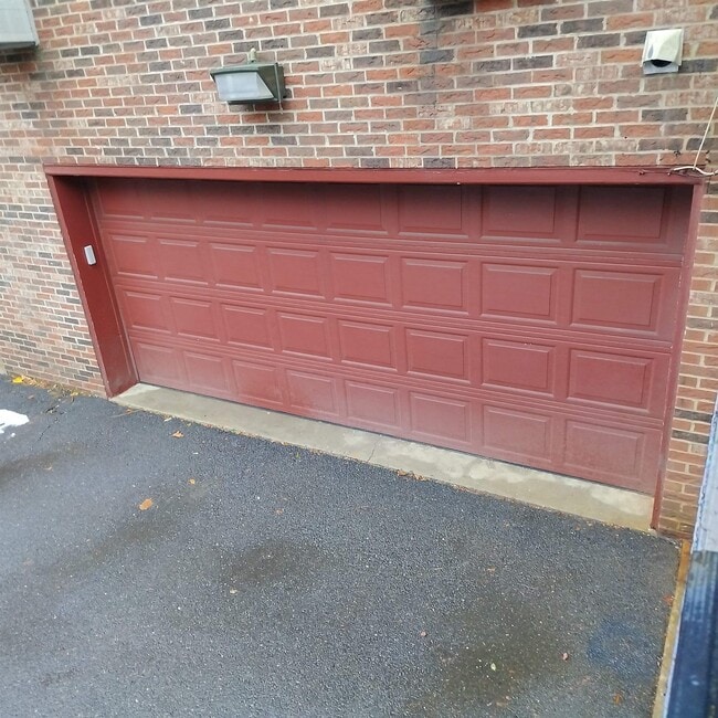 Building Photo - 617 Madison St