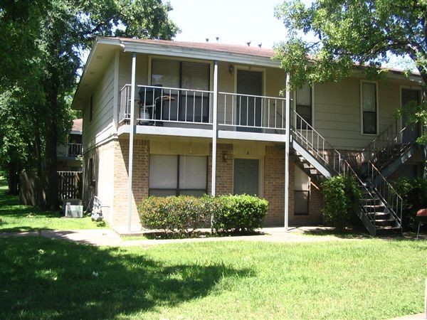 Primary Photo - 2 br, 1.5 bath 4plex - 2411 Pedernales Dr B