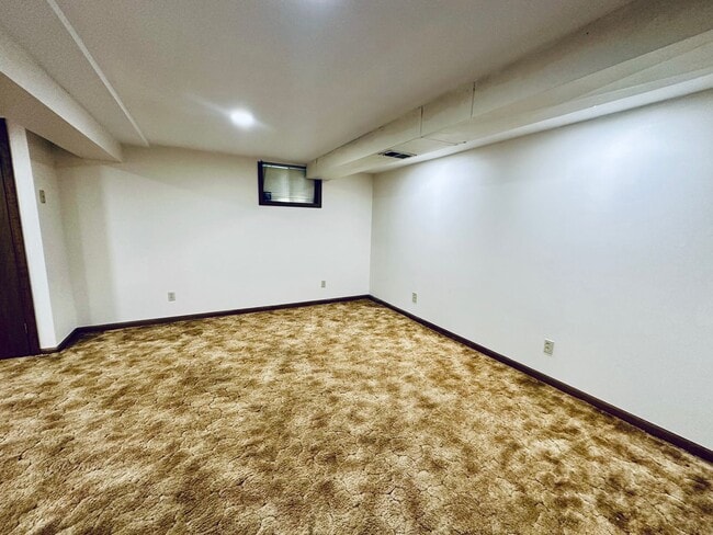 Building Photo - {12119} Spacious Home in Fantastic Locatio...