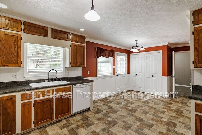 Building Photo - 1110 Maple Cir