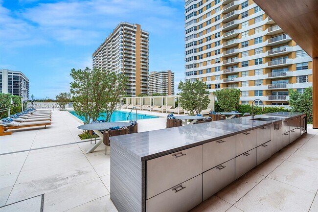 Building Photo - 2000 S Ocean Dr