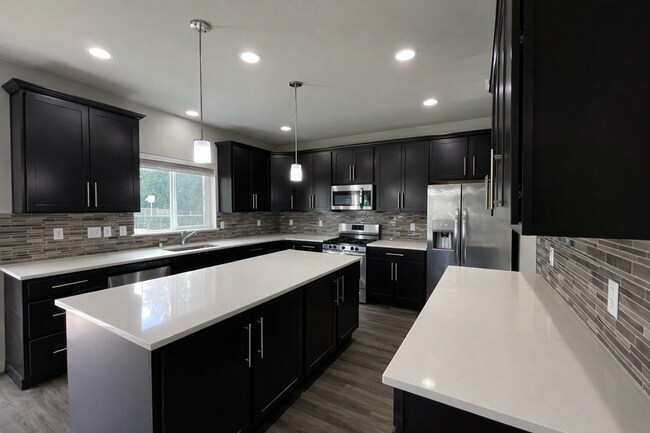 Building Photo - Spacious 4-Bedroom Home with Balcony and Fenced Yard in Marysville