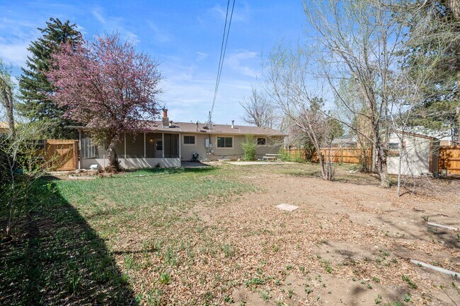 Building Photo - 4 bedroom / 2 bath / Beautifully Updated