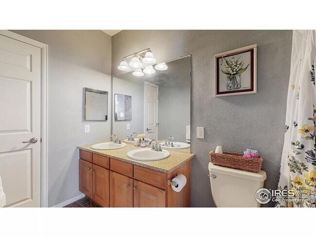 Building Photo - 2 Bed 2 Bath With Mountain views