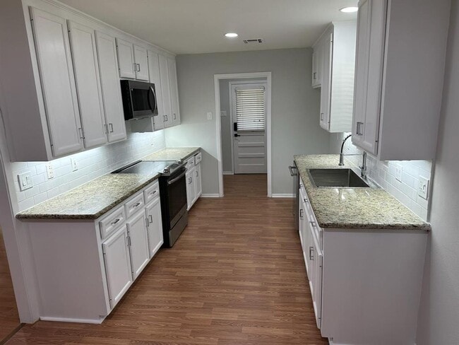 Building Photo - 835 Wycliffe Dr