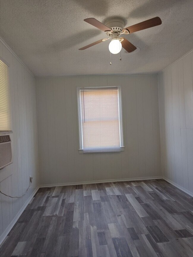 Building Photo - Charming 2-Bedroom Home with Spacious Yard