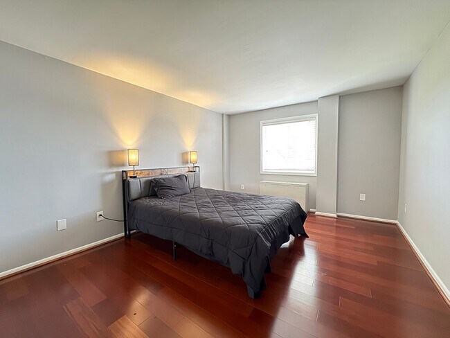 Building Photo - Light-filled Contemporary 1 Bedroom 1 Bath...