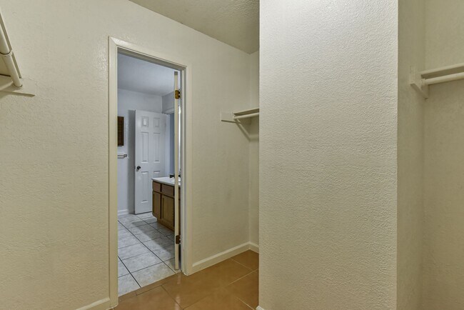 Building Photo - 1128 Royal Crest Dr