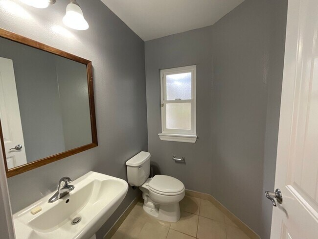 Building Photo - 4 bedroom, 2.5 bath, Mountain and Ocean Ba...