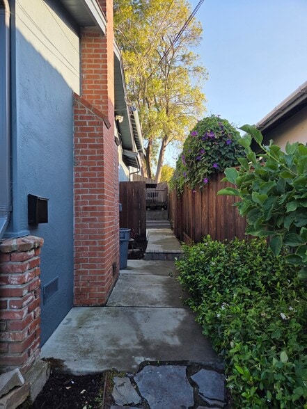 Path along side of house. - 2753 Sulphur Dr