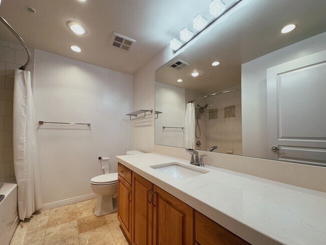 Building Photo - Modern 2 Bed, 2 Bath Condo in the Heart of the Marina District