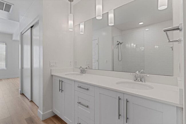 Building Photo - 7300 E Earll Dr