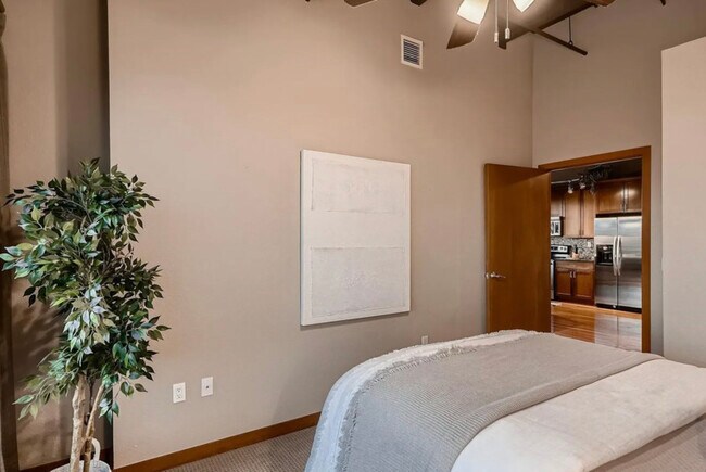 Building Photo - 100 Park Ave W