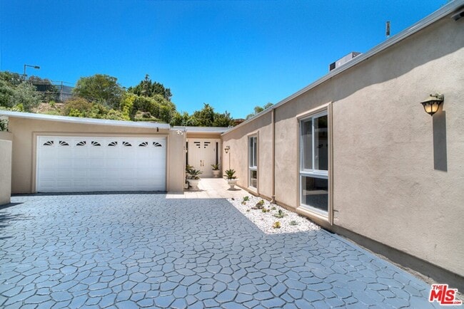 Building Photo - 3835 Sapphire Dr