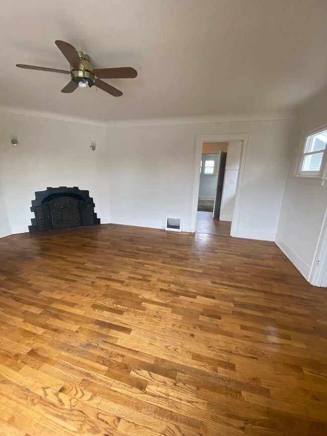 Building Photo - L205