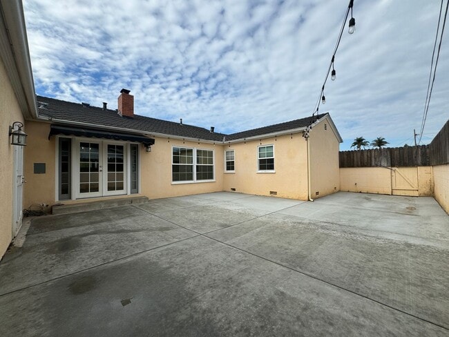 Building Photo - Exceptional Charm in this Single-Level 3-Bedroom House