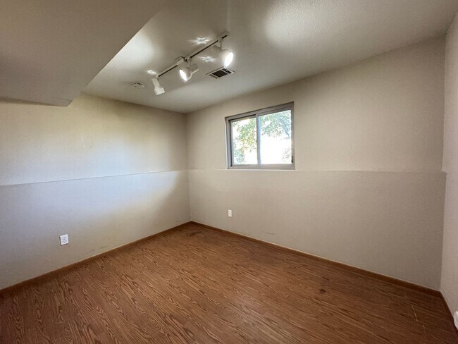 Building Photo - Great Tri-level home-Half of November Free!