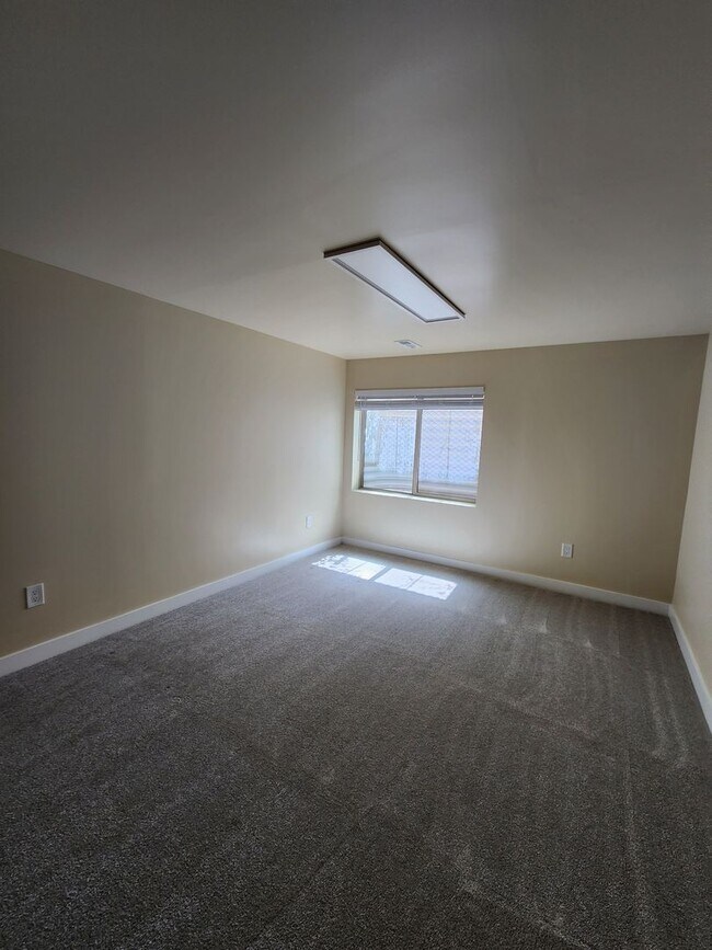 Building Photo - Luxury! 4 bdrm 3.5 bath HOUSE w/ Views! 2 car garage!