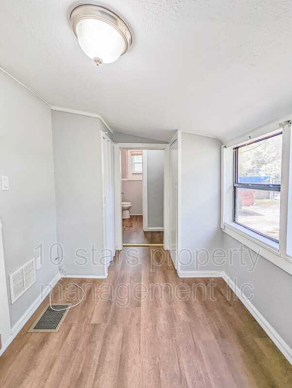 Building Photo - 2705 4th St S