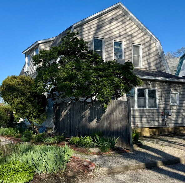 Building Photo - 707 Edgewater Ave