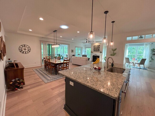 Building Photo - Beautifully appointed furnished 4 bedroom ...