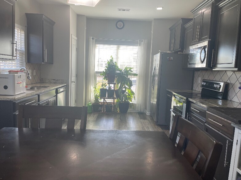 Building Photo - 421 Birr Dr