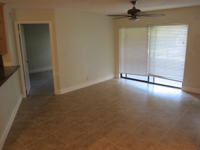 Building Photo - 9999 Summerbreeze Dr