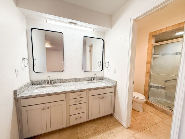 Building Photo - Beautifully Updated 4 Bedroom 2 Bathroom i...