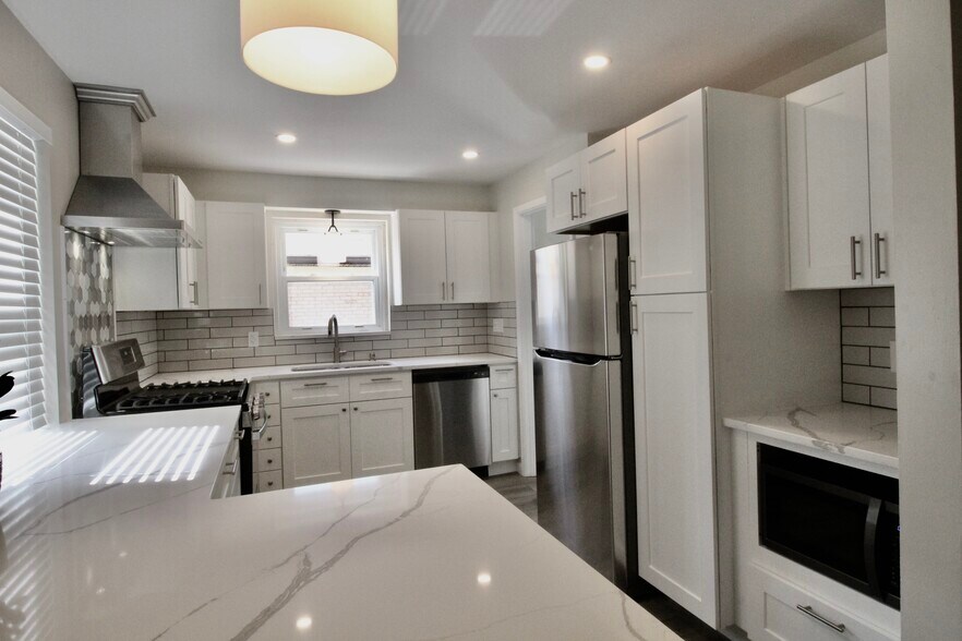 Building Photo - 3893 Mantell Ave