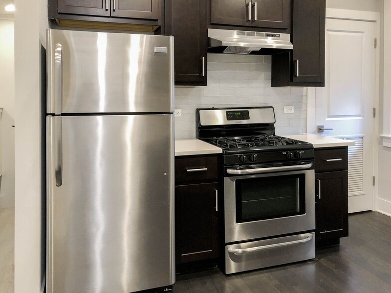 Building Photo - 1946 W Nelson St