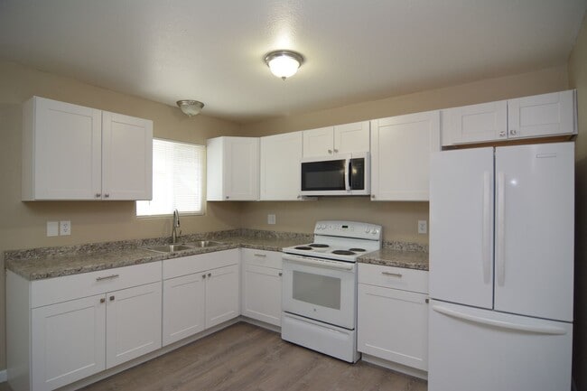 Building Photo - 3372 N Cardi Blvd