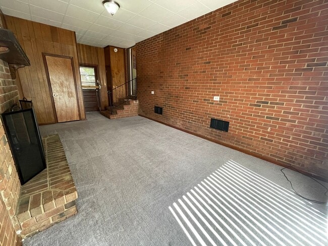 Building Photo - Beautiful 3 bedroom house with wood floors...