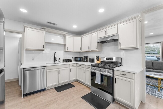 Building Photo - 4301 Sherwood Dr
