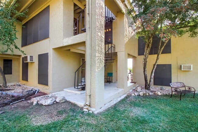 Building Photo - 5914 Lago Vista Way