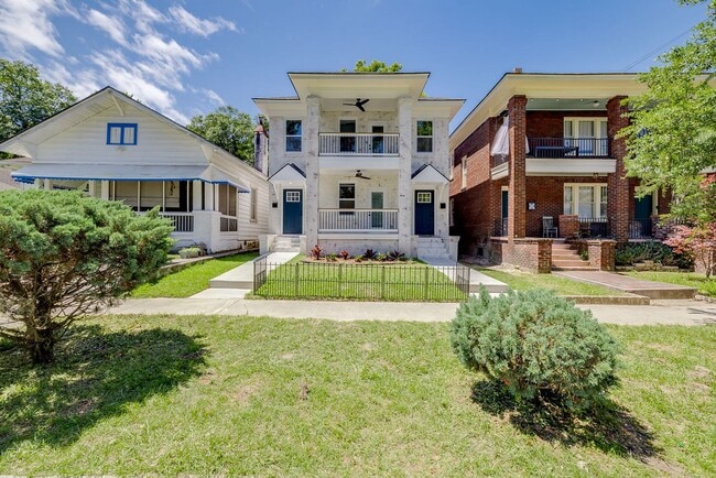 Building Photo - Townhome Close To Downtown..Available NOW!!!