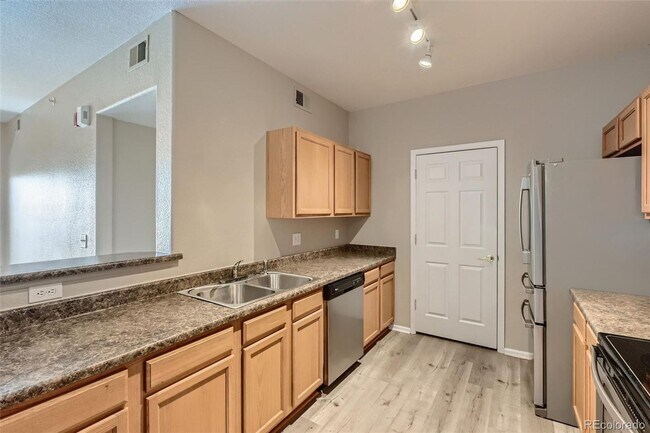 Building Photo - Top Floor Penthouse Condo in Cherry Creek School District