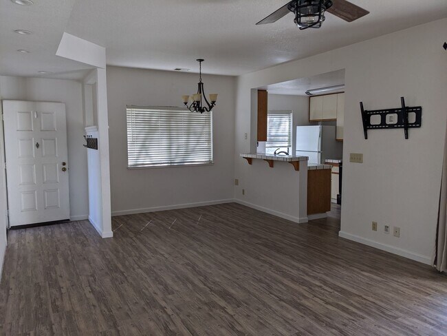Building Photo - Ground floor Condo with Garage