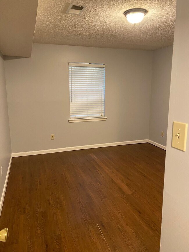 Primary Photo - 2 bed 1 bath at Winfield Chase