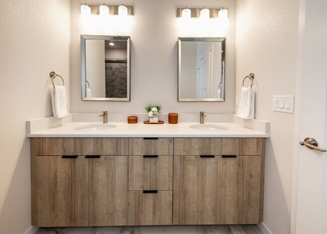 Building Photo - 3 Bedroom End Unit Luxury Townhome in Moun...