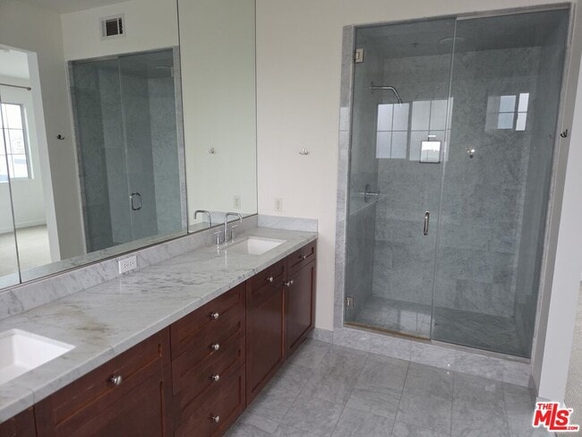Building Photo - 5350 Playa Vista Dr