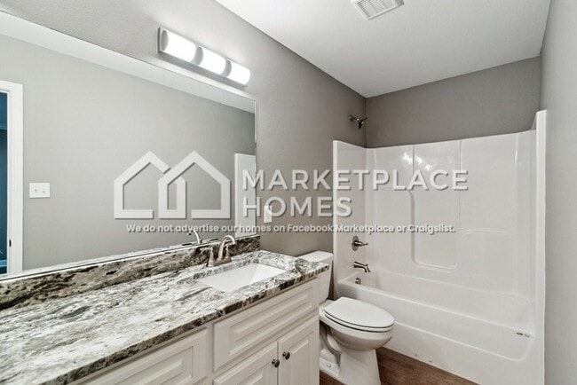 Building Photo - 823 W 20th St