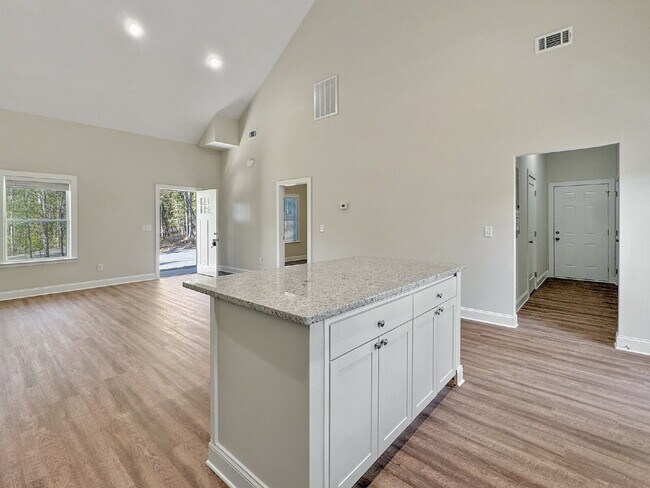 Building Photo - Brand New Rental in North Hall!