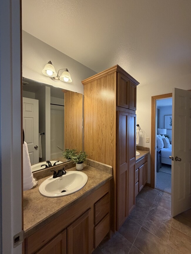 Building Photo - 574 Killarney St