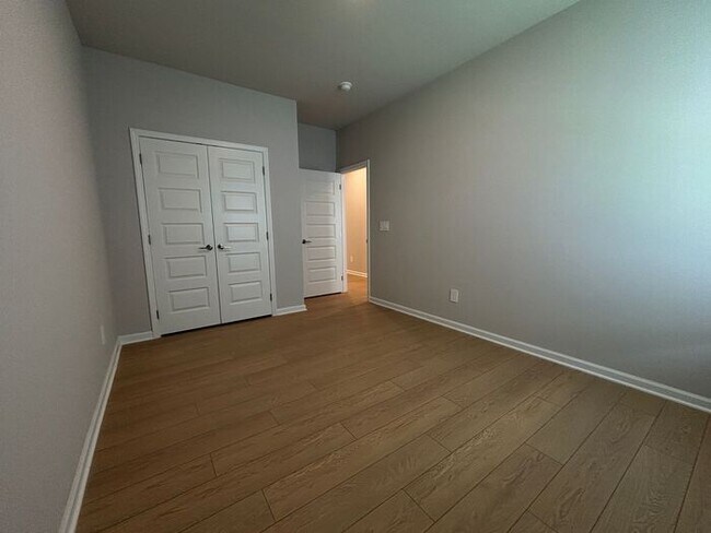Building Photo - Look and lease in Athens
