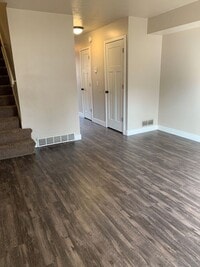 Building Photo - Spacious 2 Bed 1.5 Bath Townhome in Murray!