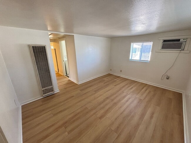 Building Photo - Charming 2Bed/1Bath apartment W/ Private front yard w/ porch and oversized backyard in Henderson